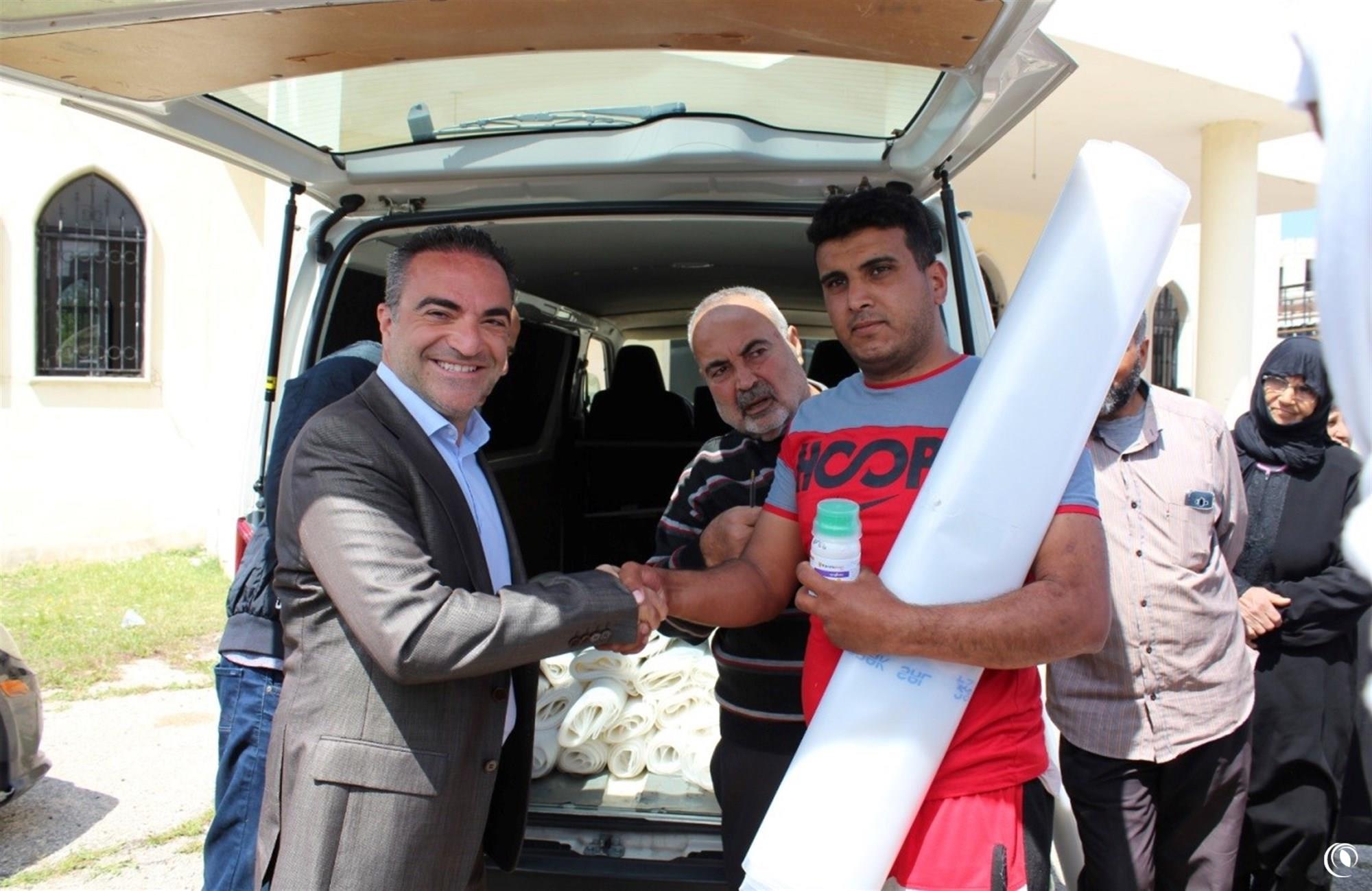 Distribution of supplies to tobacco farmers in al-Babeliyya